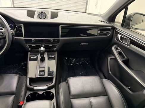 Certified 2023 Porsche Macan Turbo AWD/4WD image 29