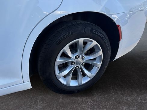 Used 2019 Chrysler 300 Touring RWD image 14