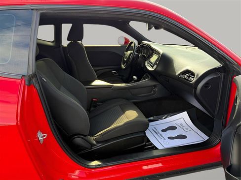 Used 2015 Dodge Challenger SXT image 21