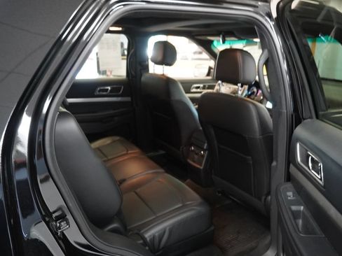 Used 2017 Ford Explorer XLT w/ Equipment Group 202A AWD/4WD image 22