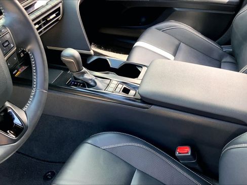Used 2025 Toyota Camry SE w/ Convenience Package FWD image 16