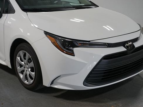 Used 2023 Toyota Corolla LE FWD image 4