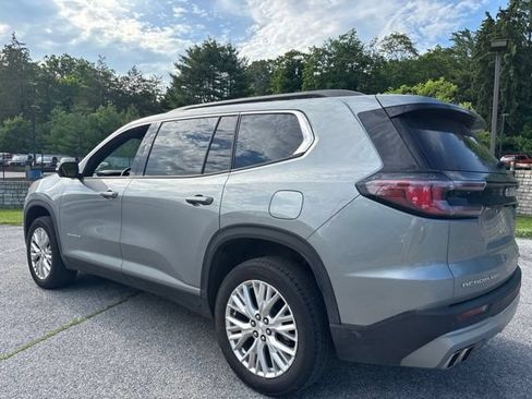 Used 2024 GMC Acadia Elevation w/ Luxury Package AWD/4WD image 2