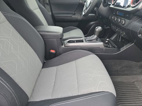 Used 2022 Toyota Tacoma TRD Sport w/ Technology Package image 12