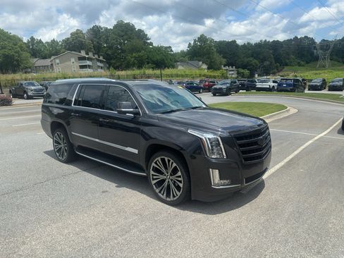 Used 2019 Cadillac Escalade ESV Luxury RWD image 3