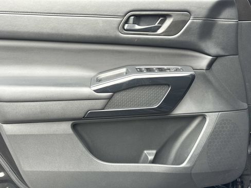 Used 2024 Nissan Pathfinder S image 17