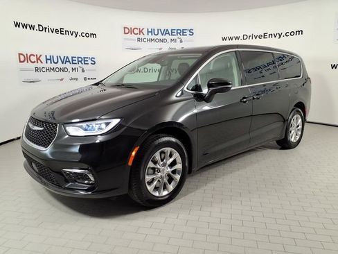 Used 2023 Chrysler Pacifica Touring-L AWD/4WD image 1