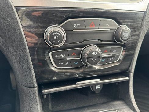 Used 2016 Chrysler 300 Limited RWD image 18