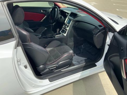 Used 2016 Hyundai Genesis Coupe 3.8 RWD image 13