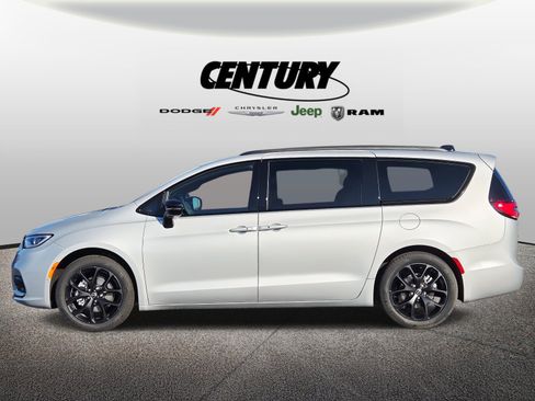 New 2026 Chrysler Pacifica Select w/ S Appearance Package FWD image 7