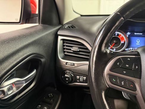Used 2021 Jeep Cherokee Latitude Lux w/ Comfort/Convenience Group AWD/4WD image 75