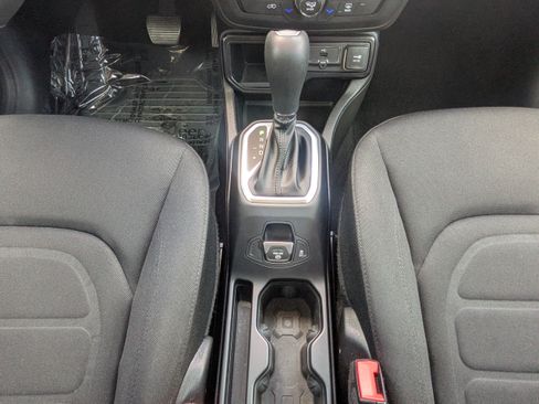 Used 2018 Jeep Renegade Latitude FWD image 17