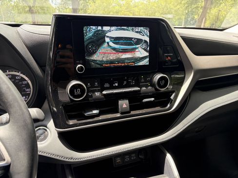Used 2025 Toyota Highlander LE FWD image 17