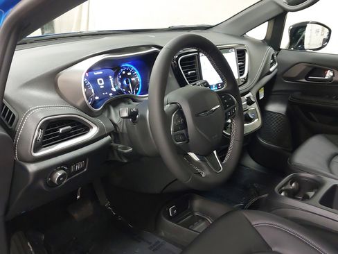 New 2026 Chrysler Pacifica Select image 17
