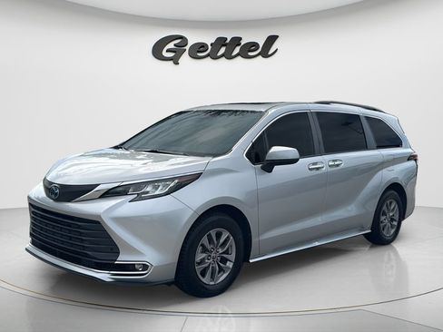 Used 2022 Toyota Sienna XLE FWD image 1