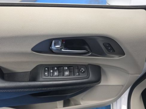 Used 2022 Chrysler Pacifica Touring-L FWD image 15