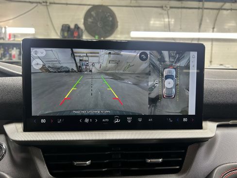 Used 2025 Ford Explorer ST-Line w/ ST-Line Street Pack image 17