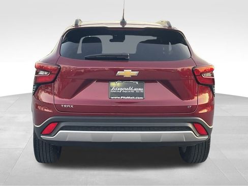 Used 2025 Chevrolet Trax LT w/ LT Convenience Package image 6
