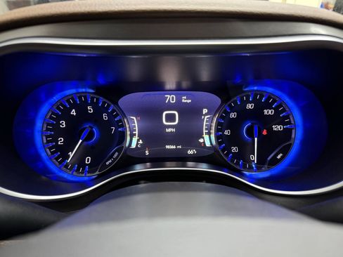 Used 2017 Chrysler Pacifica Limited w/ UConnect Theater Package FWD image 24