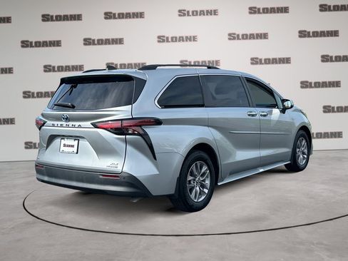 Used 2022 Toyota Sienna XLE image 5