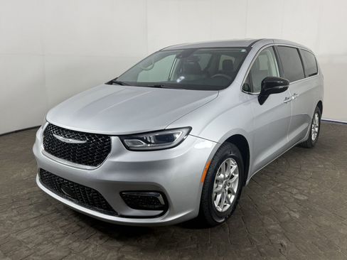 Used 2024 Chrysler Pacifica Touring-L FWD image 3