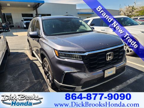 Used 2025 Honda Pilot Touring image 1