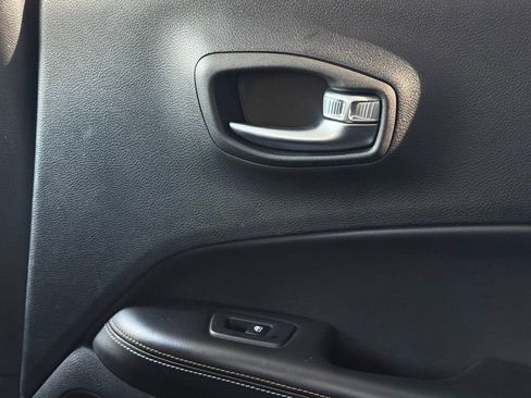 Used 2018 Jeep Compass Latitude w/ Cold Weather Group image 34