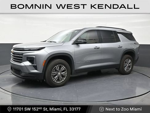 Used 2026 Chevrolet Traverse LT FWD image 1