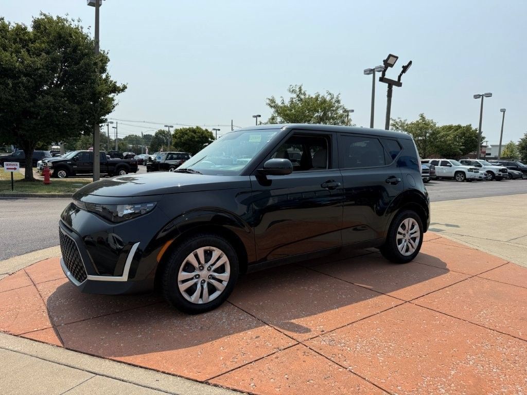 Used 2023 Kia Soul LX FWD image 3