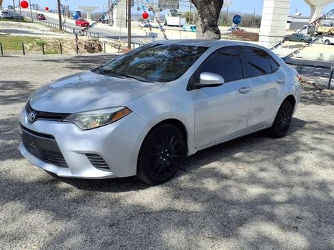 Used 2016 Toyota Corolla LE FWD image 3