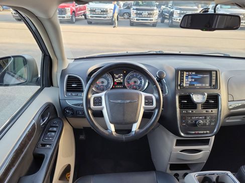 Used 2016 Chrysler Town & Country Touring image 21