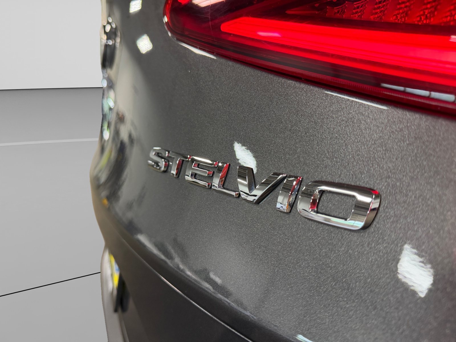 Used 2020 Alfa Romeo Stelvio Ti w/ Active Blind Spot Package AWD/4WD image 45