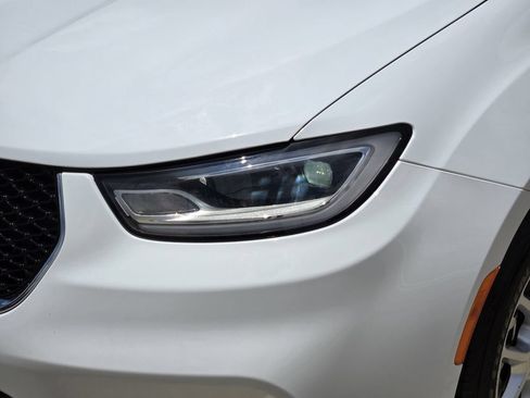 Used 2023 Chrysler Pacifica Touring-L FWD image 5