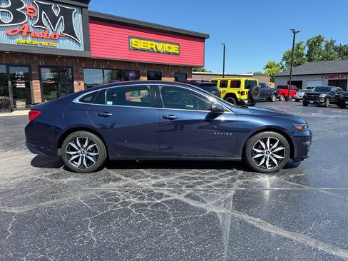 Used 2017 Chevrolet Malibu LT w/ Leather Package FWD image 8