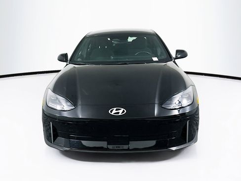 Used 2024 Hyundai Ioniq 6 SE RWD image 2