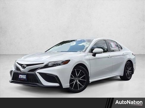 Used 2022 Toyota Camry SE FWD image 1