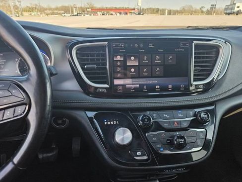 Used 2022 Chrysler Pacifica Touring image 17