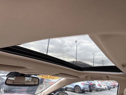 Used 2020 Toyota Camry XLE w/ Sunroof Package image 11