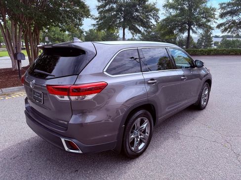 Used 2018 Toyota Highlander Limited Platinum FWD image 16
