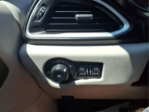 Used 2024 Chrysler Pacifica Touring-L FWD image 14