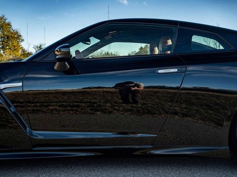 Used 2020 Nissan GT-R Premium w/ Premium Interior Package image 18