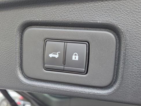 Used 2025 Nissan Pathfinder SV FWD image 12