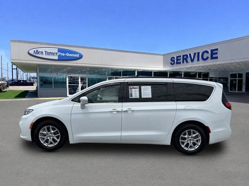 Used 2022 Chrysler Pacifica Touring-L FWD image 5