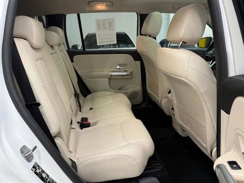 Used 2023 Mercedes-Benz GLB 250 w/ Premium Package image 24