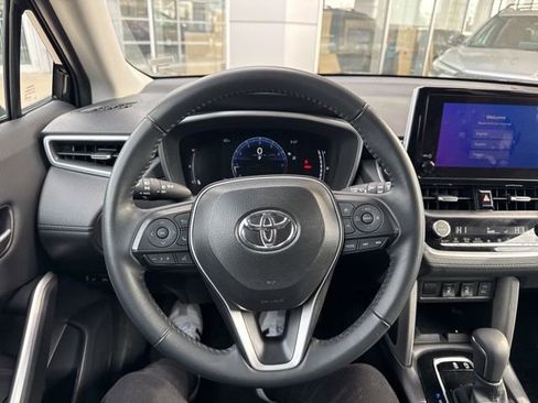 Used 2025 Toyota Corolla Cross XLE image 14