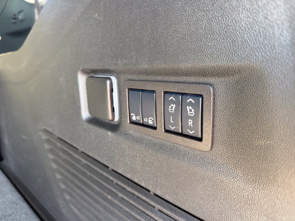 Used 2025 GMC Yukon XL Denali Ultimate AWD/4WD image 17
