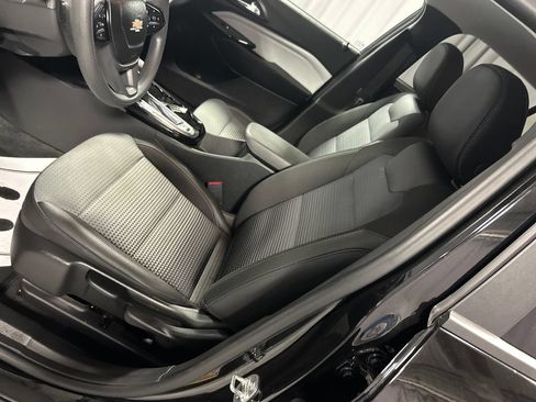 Used 2025 Chevrolet Trax LT FWD image 11