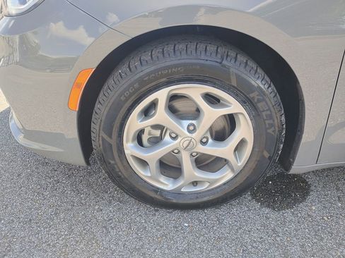 Used 2023 Chrysler Pacifica Limited FWD image 19