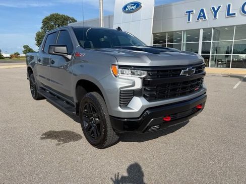 Used 2025 Chevrolet Silverado 1500 LT Trail Boss w/ Convenience Package II AWD/4WD image 4