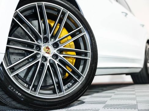 Used 2019 Porsche Cayenne Turbo w/ Sportdesign Package image 18